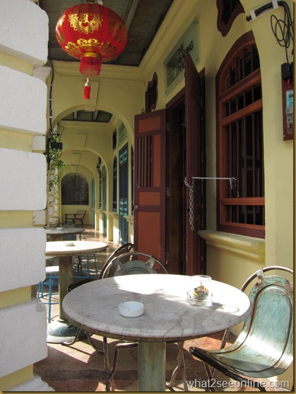 Outdoor seating area of Kopi Cine_resize