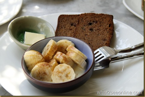 Toasted Banana Bread with fresh banana and cream _resize