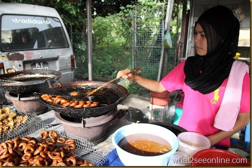 Kuih Peneram, a traditional Malay delicacy_resize