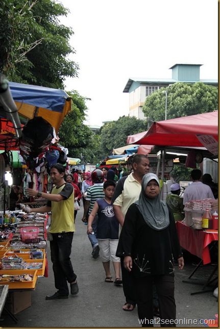 Many stalls lining the street_resize