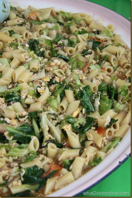 Tubular penne cooked with minced beef, vegetable and egg_resize