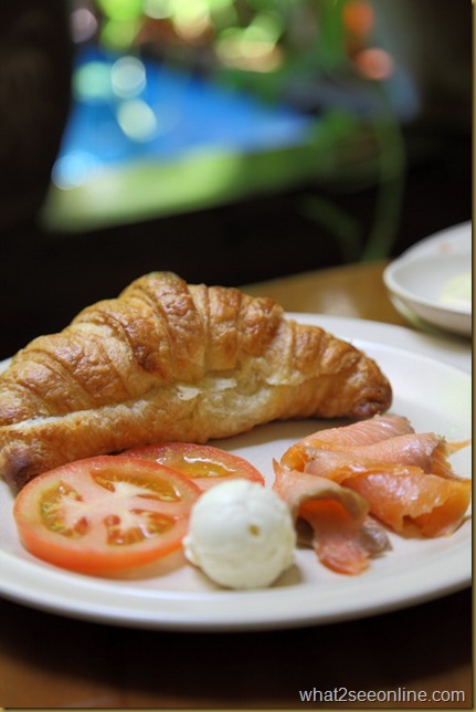 Croissant with Smoked Salmon_resize