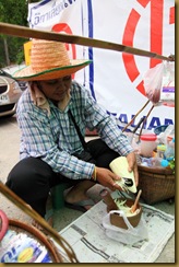 Eating Thai Hawker Food (Som Tam) in Bangkok by what2seeonline.com