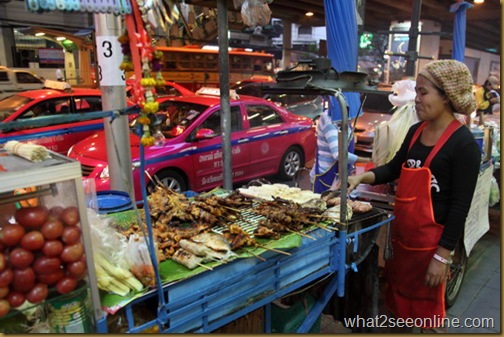 Eating Thai Hawker Food in Bangkok by what2seeonline.com
