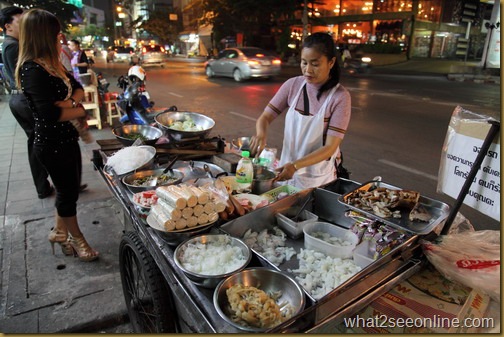 Eating Thai Hawker Food in Bangkok by what2seeonline.com