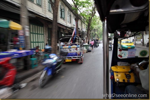 Motorised tricycles Tuk-Tuk in Bangkok by what2seeonline.com