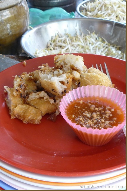 Plate of cucur with its gravy topped with chopped peanuts_resize