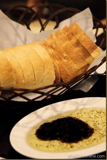 Complimentary bread with vinegar and olive oil _resize