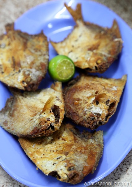 Deep-fried mini pomfret fish 