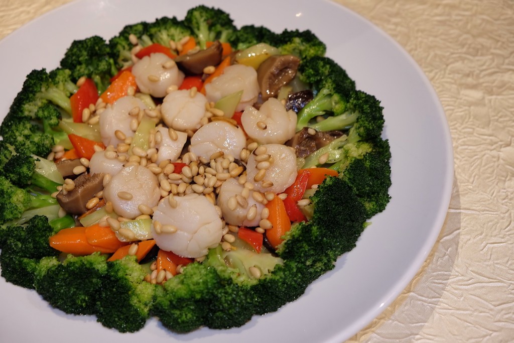  Stir-fried Fresh Scallops with Broccoli in Pine Nuts