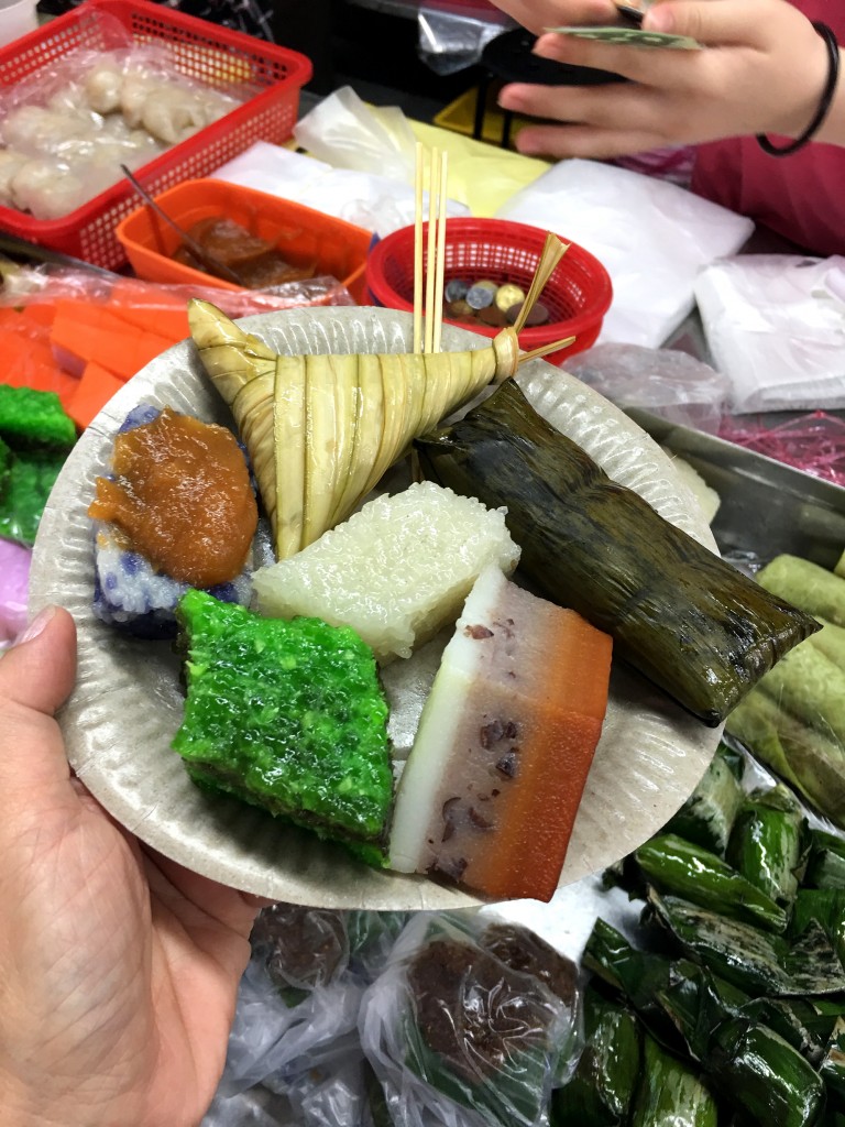 Penang Food Blog, What2seeonline.com, CK Lam, Penang Nyonya Kuih, Richard Rivalee, Kuih Talam, Kuih Lapis, Pulut Tai Tai, Kuih Dadar, Kuih Koci, Onde-Onde, Kuih Kosui, Abok Abok, Sago Gula Melaka, Poh Piah Chee and Curry Puff. Moh Teng Pheow Nyonya Kuih & Canteen, Nyonya kuih stall in Cecil Street Market